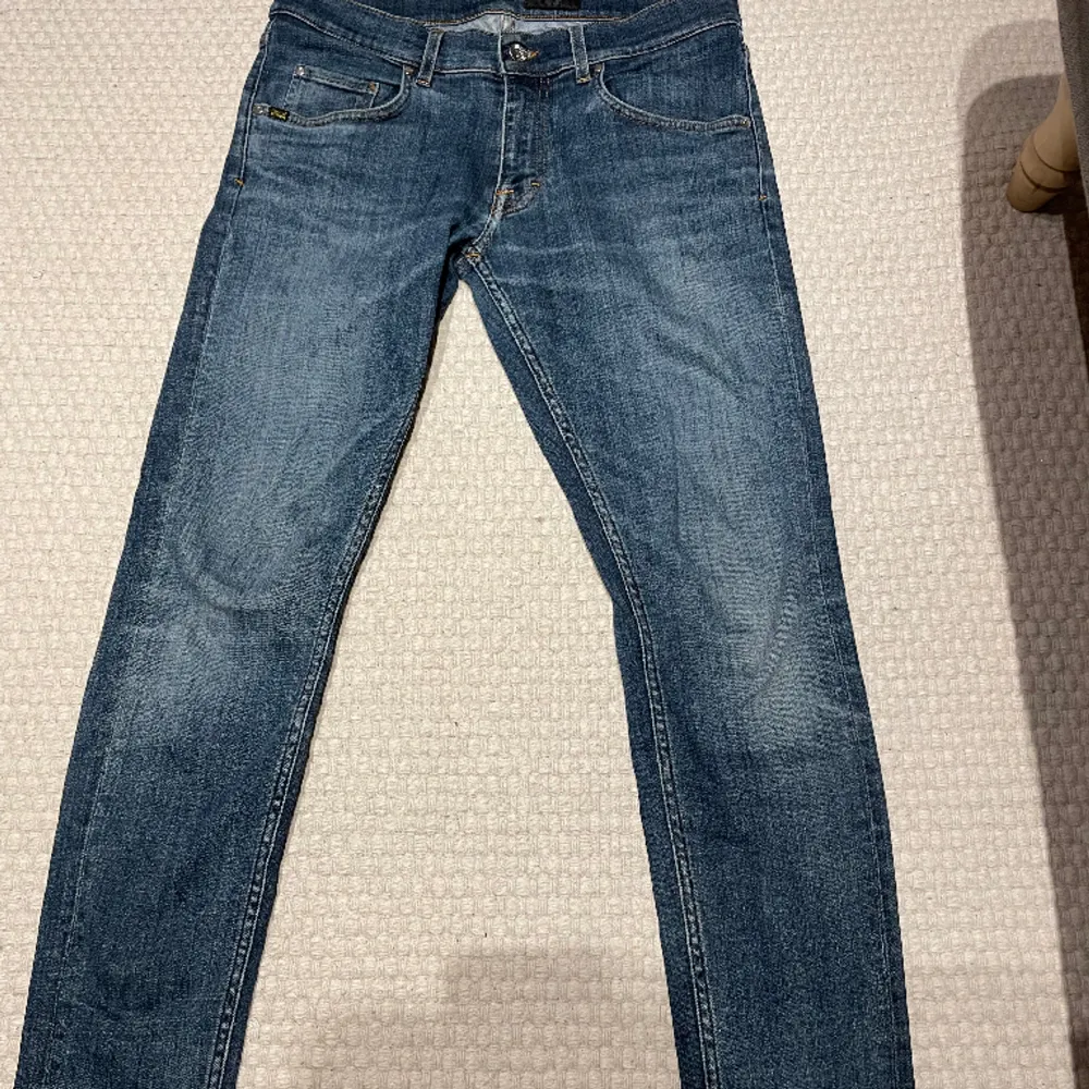 Tja, säljer ett par as feta jeans från Tiger of Sweden strl 31/30. Skick 10/10, tveka inte att höra av dig vid frågor eller funderingar!. Jeans & Byxor.