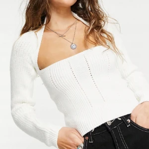 Vit stickad tröja - Super fin stickad tröja från topshop! Helt oanvänd och lappen sitter fortfarande kvar på! Den är super fin men kom tyvärr aldrig till användning, säljer därför så någon annan kan använda den❣️