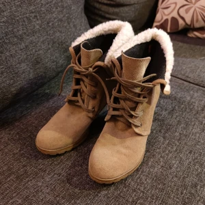 Vinterstövlar kilklack - Vinterstövlar i mocka, med kilklack, från Esprit.  Knappt använda, så gott som nyskick.  Finns att prova i Hökarängen eller kan skickas mot atr köparen står för porto.  Stl.39