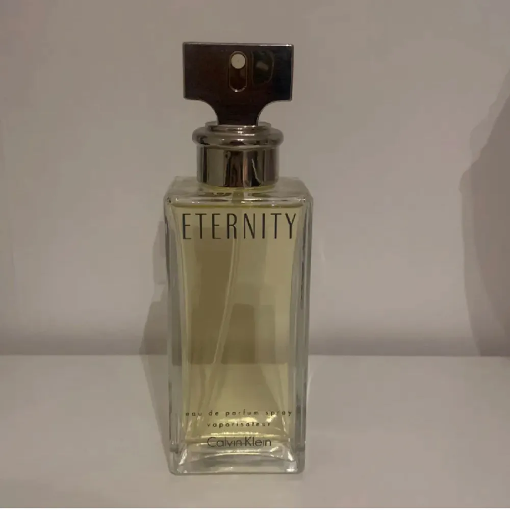 Säljer denna parfym 100ml från Calvin Klein i doften Eternity då den inte kommer till användning. Parfymen är endast testad (kanske 2 spray) och helt full💕. Övrigt.