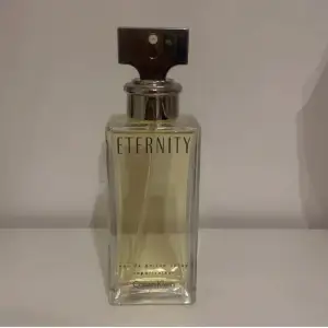 Säljer denna parfym 100ml från Calvin Klein i doften Eternity då den inte kommer till användning. Parfymen är endast testad (kanske 2 spray) och helt full💕