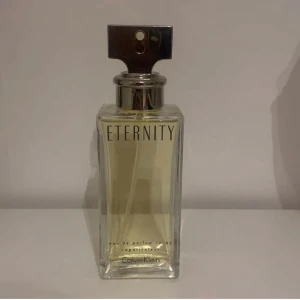Parfym - Säljer denna parfym 100ml från Calvin Klein i doften Eternity då den inte kommer till användning. Parfymen är endast testad (kanske 2 spray) och helt full💕