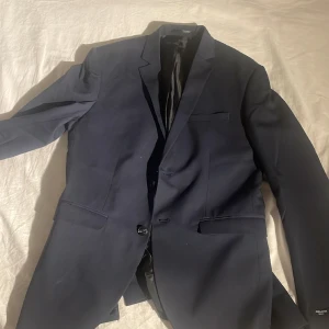 En kostymskjorta - En stilig kostym från Jack and Jones  Kom med bud om priset och diskutera 