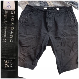 Skjorts - Skjorts i svart i gott skick