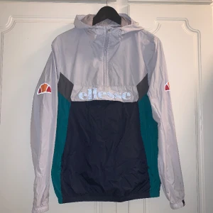 Ellesse, size XS - Ellesse anorak i storlek XS, mycket fint skick - använd någon enstaka gång utan något synligt slitage. Du får den nytvättad, såklart. Finns att hämta i Tallkrogen, Enskede. Annars kan jag posta den, du står för frakten :) mvh Maria