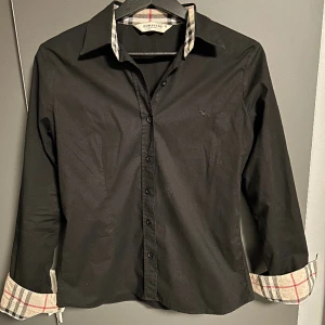 Burberry skjorta - Säljer en burberry skjorta i storlek 38 vilket motsvarar M. Bra skicka och skriv vid frågor.