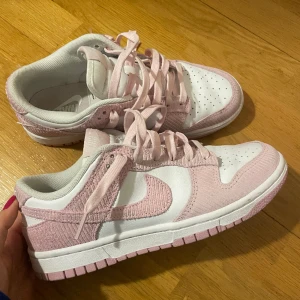 Nike sneakers  - Jag säljer dem pga jag använder de aldrig, dem är väldigt fina skick, använda ca 5 gånger!! Nike Low dunk, med rosa detaljer, skriv för fler frågor💞💞💞