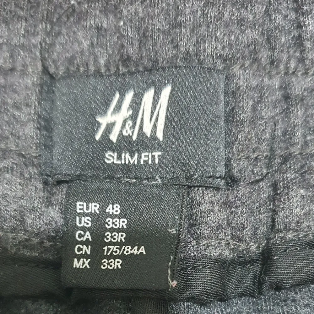 Byxa för män, från H&M,  storlek 48, i perfekt skick, men det saknas en knapp inifrån. Om du ha fler bilder kan du skicka ett meddelande till mig.. Jeans & Byxor.