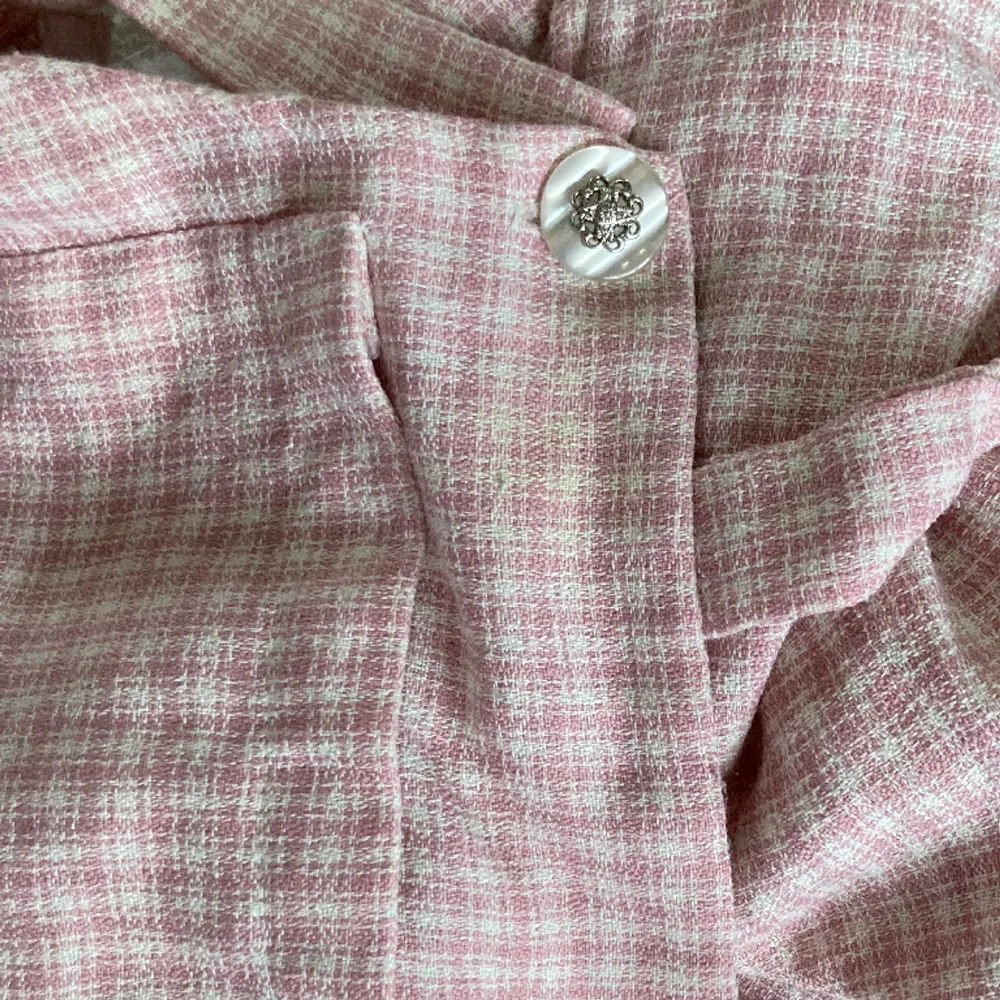 Intressekoll på denna supersöta hängselklänning med ficka och fina knappar som är rosarutig! I bra skick & pris kan diskuteras🎀. Klänningar.