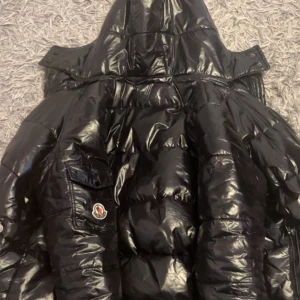 Moncler jacka  - Detta är en ganska ny moncler jacka i väldigt nytt skick. Pris kan diskuteras💕