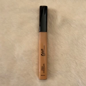 Concealer  - Jättesnygg concealer som tyvärr är för mörk för mig💕 (Oanvänd)