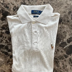 Polo Ralph Lauren Pikétröja - En icke-använd/splitterny slimfit piké från Ralph Lauren tillverkad av 100% pimabomull. Digitalt kvitto och QR-kod finns som autentisering. Skicka DM för bättre bilder. Ordinariepris ligger på runt 1300kr.