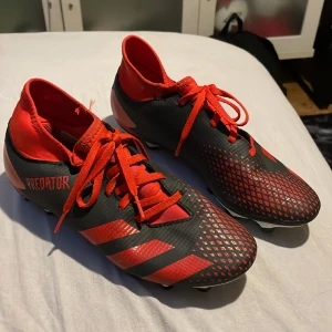 Predator 20.4 S IIC FxG J - Använd en säsong och är som i ny skick. Undersidan är nästan helt perfekt och dobbarna är bra