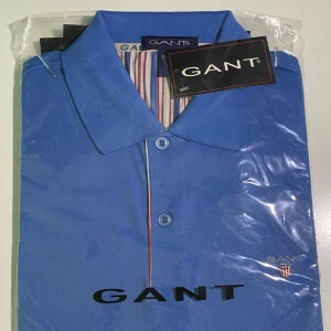 Äkta Gant pikéer oöppnade - Äkta Gant Pikeér i originalförpackning med prislapp. En perfekt julklapp. Finns även i lila, svart och vit. Jag säljer de billigare eftersom att jag bara vill bli av med de. Manlig storlek i L. Hör av dig vid frågor ⭐️❤️‍🩹Betalning sker via swish. 