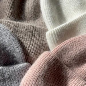 mössa - Stilrena, fluffiga mössor i ullblandning till ett bra pris!💞 Helt oanvända såklart då vi är ett UF företag🫶🏻Om du har några frågor är det bara att kontakta oss