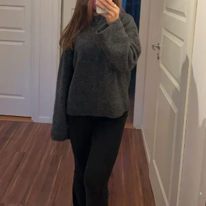 Stickad tröja  - Stickad tröja från Gina i stl xs (sitter som S) som alltid är slutsåld! Tröjan är i nyskick!!❄️❤️ 