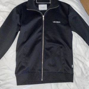 Les deux tröja - Svart les deux kofta i strl S, köpt för 1000kr, mitt pris 500kr. ny skick