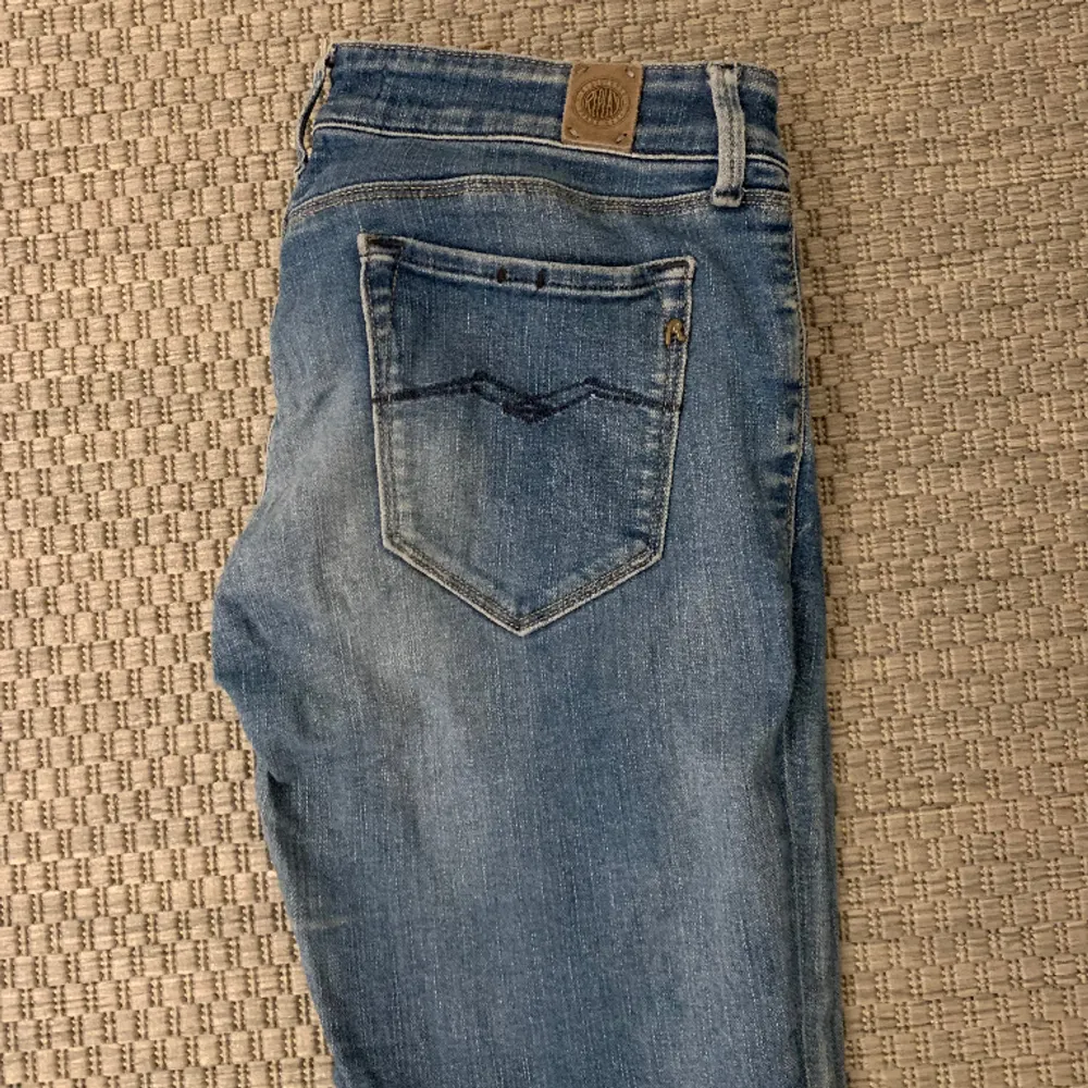 Ett par skitsnygga lågmidjande jeans från Replay! Formar så fint, perfekt bootcut. Skulle säga att dom motsvarar en 36a, möjligtvis en liten 38a. Innerbenslängden är ca 75cm. Nypris ca 1500kr. Bra skick. Frakt betalas av köpare.. Jeans & Byxor.