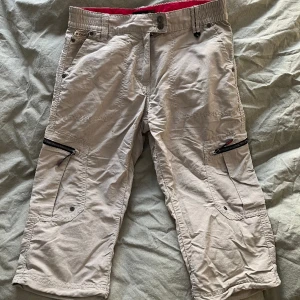 Shorts - Beiga aktivitets shorts med mycket fickor