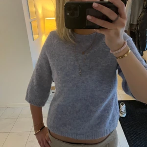 Trekvartströja - Så slt stickd tröja med 3/4 ärmar, i ljusblått å helt oanvänd 🙏🏼 Nypris 899kr Kan gå ner i pris vid snabb affär!