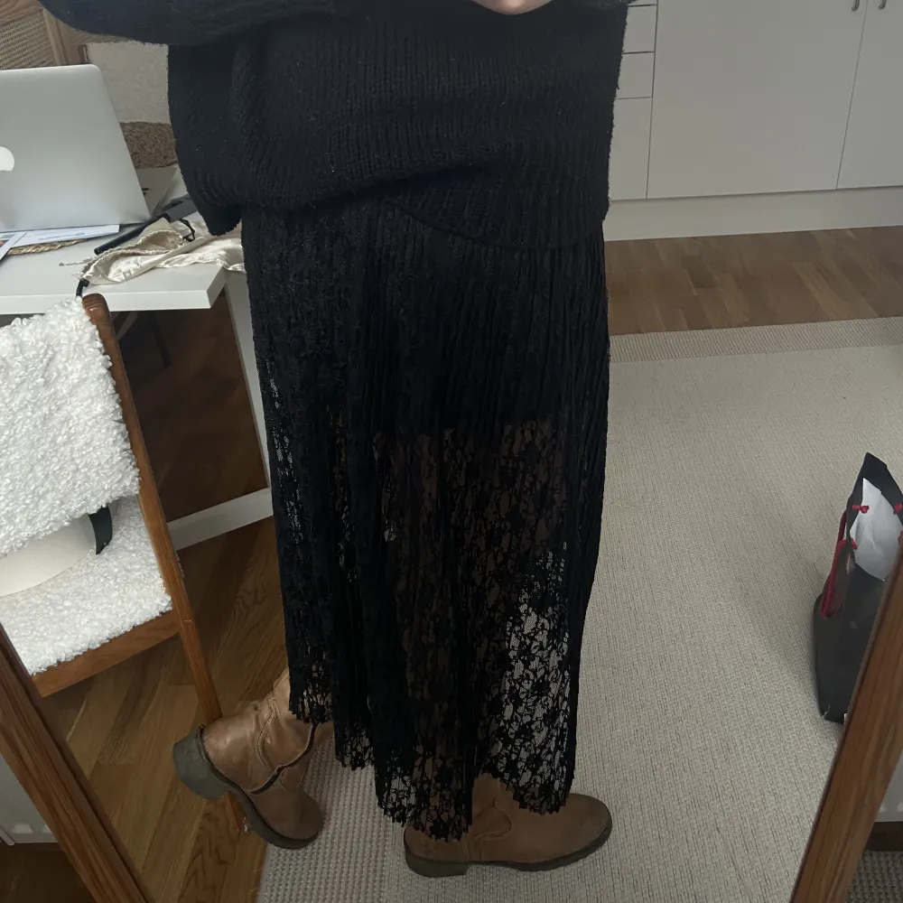 Sååå fin kjol i spets från Anna Field. Storlek 40, men resår i midjan så funkar jättebra för 36-38 också!!! Har en svart underkjol inbyggt🩷💕 . Kjolar.
