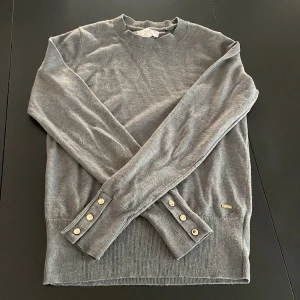 Grå tröja. - Grå tröja med guld detaljer. Stolek Xs. Okej skick.