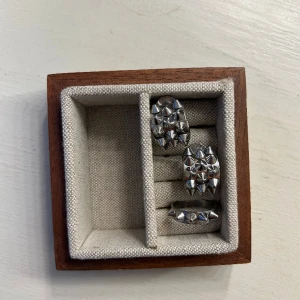 Örhängen och ring från edblad - ”Peak ring och Peak örhängen” från Edblad.  Köp båda för 400kr