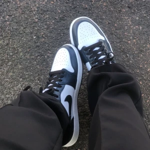 Jordans Dark Teal - Jordans Dark Teal köpta från Restocks, bra skick, inte använda så mycke!💕 Pris kan diskuteras vid snabb affär!