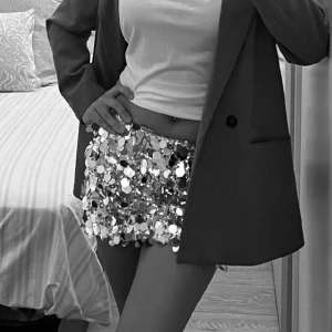 Star girl kjol - Silvrig paljettkjol✨ Aldrig använd endast testad! Perfekt nu till nyår✨ OBS! Lånade bilder