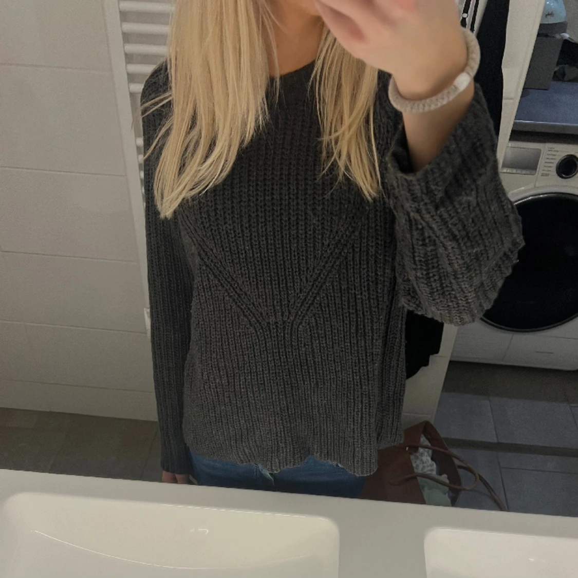 Mörkgrå stickad tröja