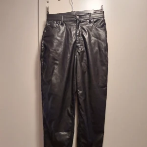Skinnbyxor  - Skinnbyxor i fejkskinn. Lös modell. Snygga och i fint skick. Från hm. 