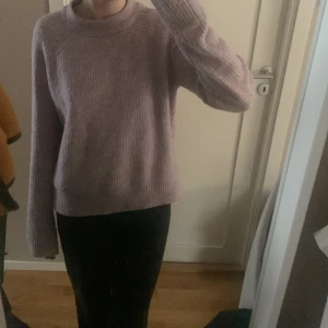 Stickad tröja  - Hej! Säljer nu denna tröja då den inte kommer till användning längre. Färgenär lila med lite rosa i.