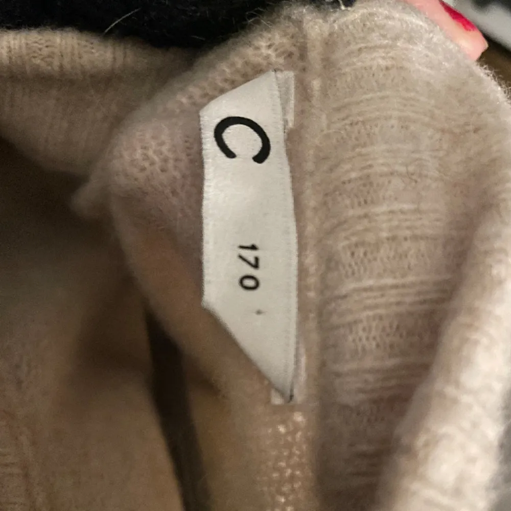 jättefin och skön stickad beige tröja, säljer för att jag inte använder den så mycket💕Är från cubus i storlek 170 men skulle söga att den passar från S till M . Stickat.