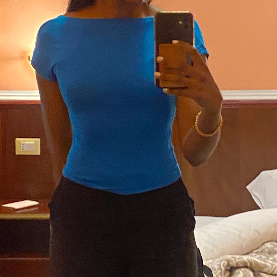 Blå t-shirt med öppen rygg 