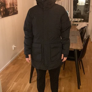 Everest dunjacka - Everest dunjacka som ny Storlek 40 Liten i storleken Extra skydd vid händerna Rem att spänna i midjan Ej avtagbar luva