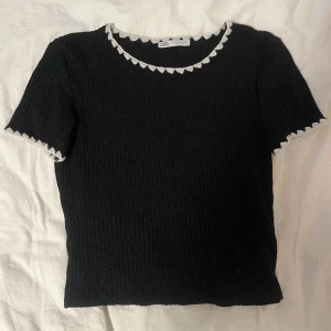 Stickad t-shirt Zara - Stickad t-shirt från Zara. Knappt använd så fint skick.
