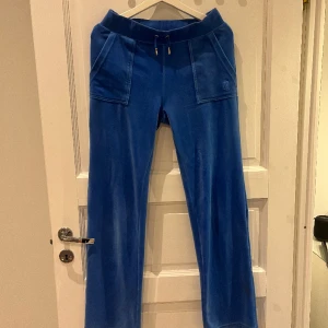 juicy byxor  - säljer mina blåa juicy byxor i väldigt bra skick! 💘(pris kan diskuteras vid snabbt köp)