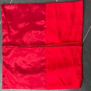 Kubbfodral 40x40 - Kuddgodral  40x40  Mycket fint skick  Finns 2st  Priset är för 2 st
