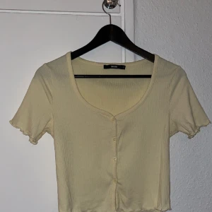 Kortärmad tröja från bikbok - Säljer kortärmad tröja från bikbok i storlek S och är knappt använda 