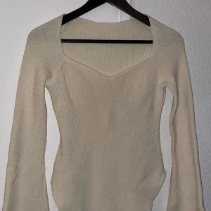 Ribbad tröja  - Säljer en ribbad tröja med utsvängda armar, endast testat så den är som ny och i storlek xs