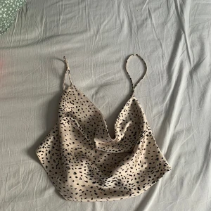 Topp - Säljer denna fina topp med ett fint mönster och öppen rygg med snörning från Gina i storlek 38, jag har aldrig använt den då passformen inte passar mig. Ursprungs priset var 500 kr. Om du vill ha fler bilder är det bara att skriva 