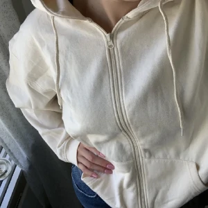 Tröja - En offwhite färgad huvtröja med fleece insida som är så mjuk och bekväm. Köpte en storlek 40 så den sitter lite oversized på mig som vanligt har 36/38. Har bara använt par gånger så den är som ny.