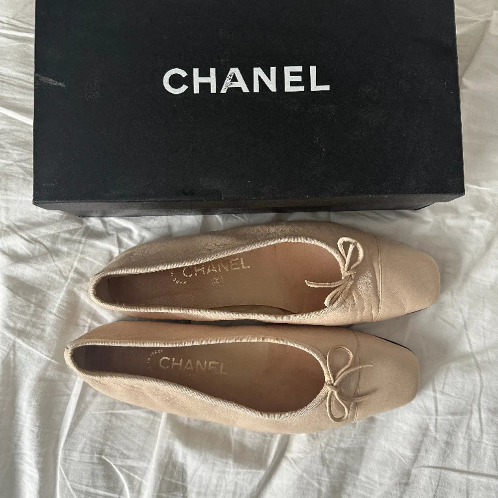 Superfina ballerina skor från Chanel!! Använda men i väldigt fina skick! . Skor.