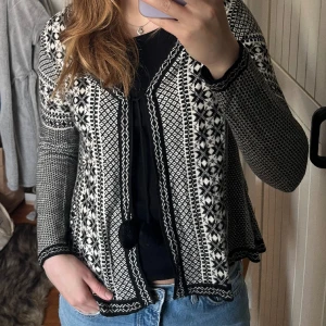 Kofta  - Jättefin svartvit kofta från Indiska i strl M. Knappt använd. Hör gärna av dig vid frågor😊