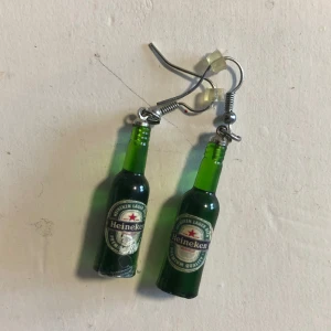 Örhängen - Heineken örhängen, gjord av plast och hyfsat stora. 