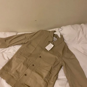 Overshirt COS - Overshirt från COS, oanvänd med lappen kvar. Köpt för 990. Passar unisex.