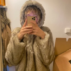 pälsjacka - trendig pälsjacka med luva!