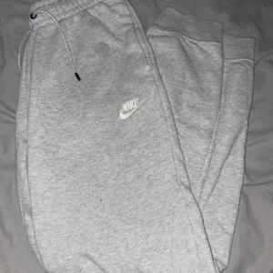Mjukisbyxor  - Nike mjukisbyxor från zalando. Dom är i bra skick förutom att de saknas en sak på snöret.
