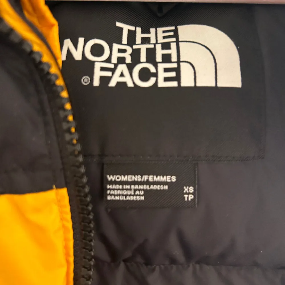Gul/svart The North Face Jacka i storlek xs. Knappt använd och är i mycket fint skick. Nypris 3500 kr. . Jackor.