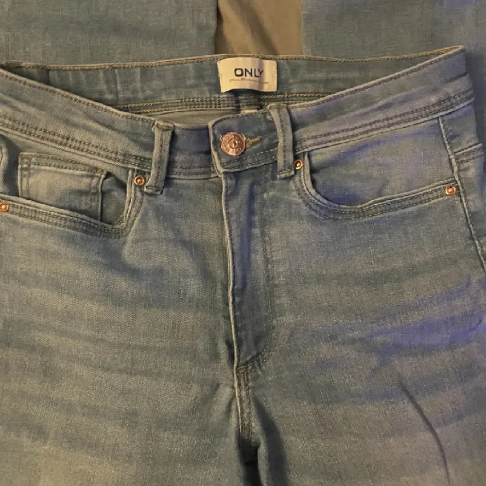 Jeans från Only som är använda nån enstaka gång i storlek S.. Jeans & Byxor.
